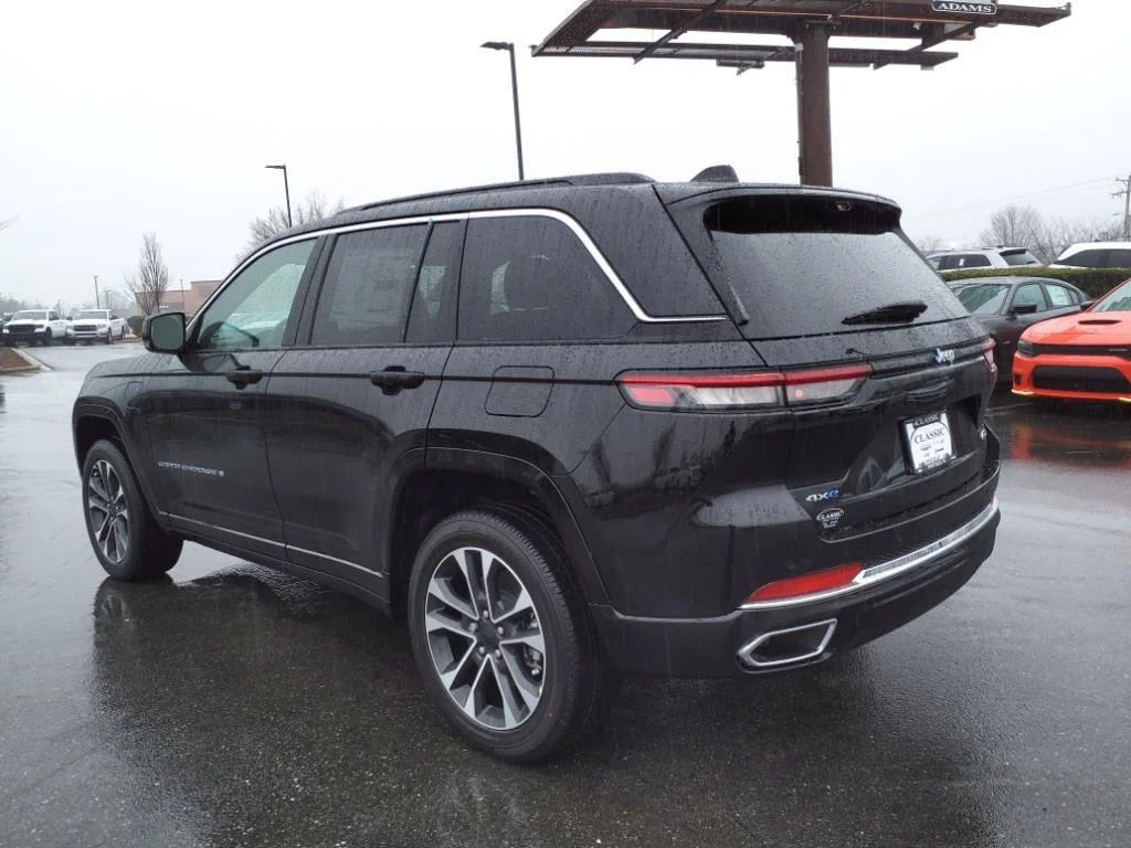 New 2024 Diamond Black Crystal Pearl-Coat Exterior Paint Jeep Overland image 17