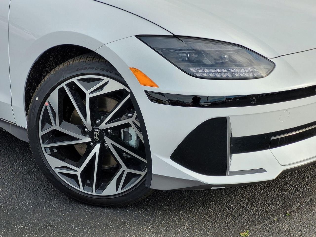 New 2025 White Hyundai SEL image 5