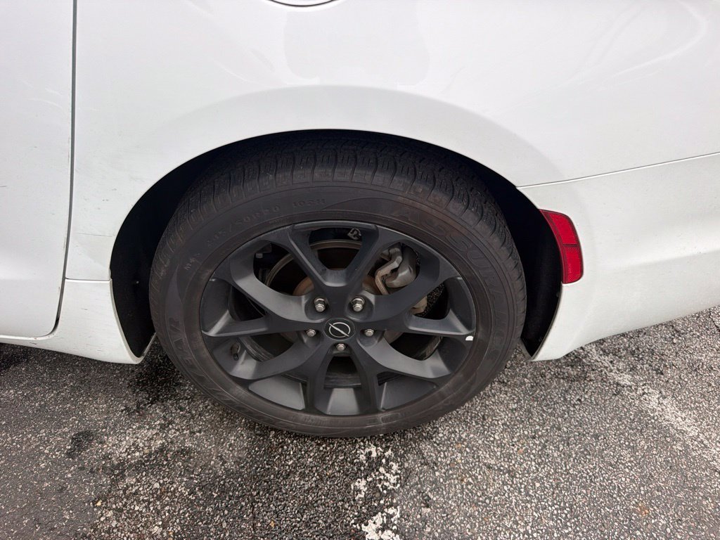 Used 2025 White Chrysler Limited image 5