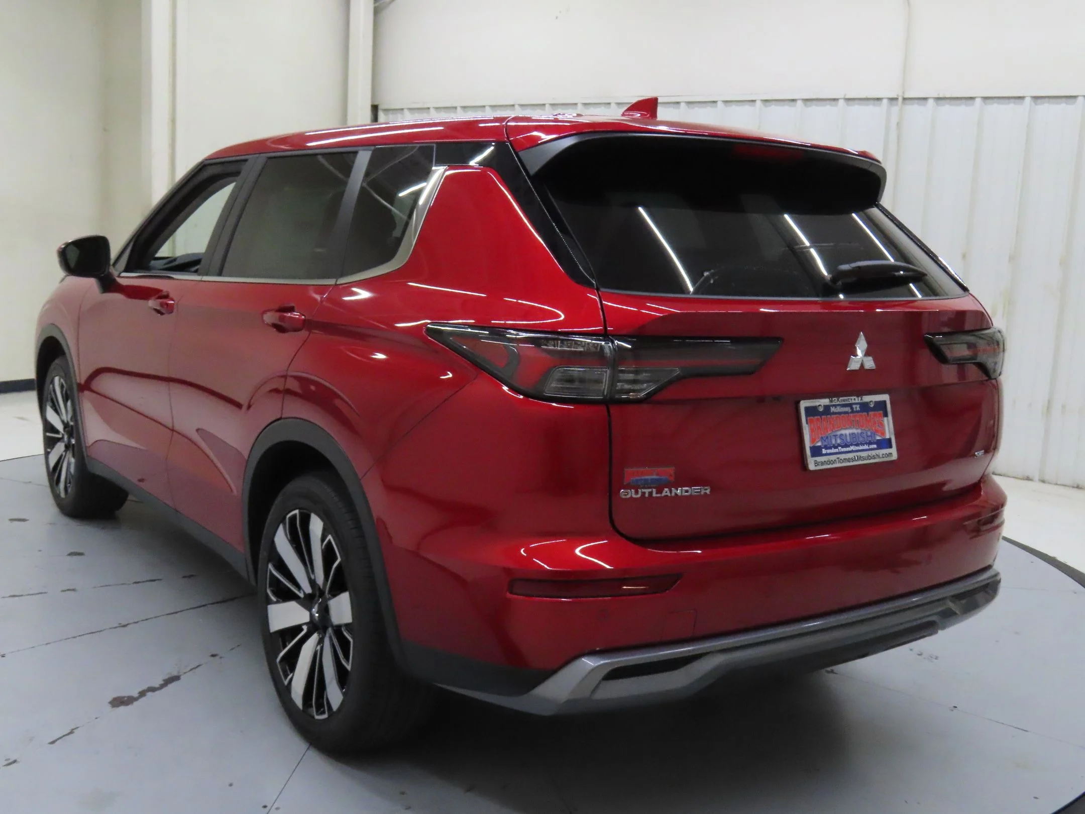 Used 2025 Red Mitsubishi SE image 6