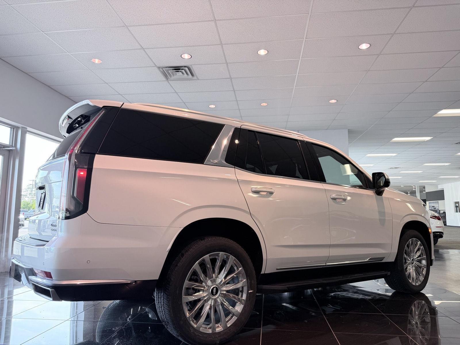 Used 2021 CRYSTAL WHITE TRICOAT Cadillac Premium Luxury image 12