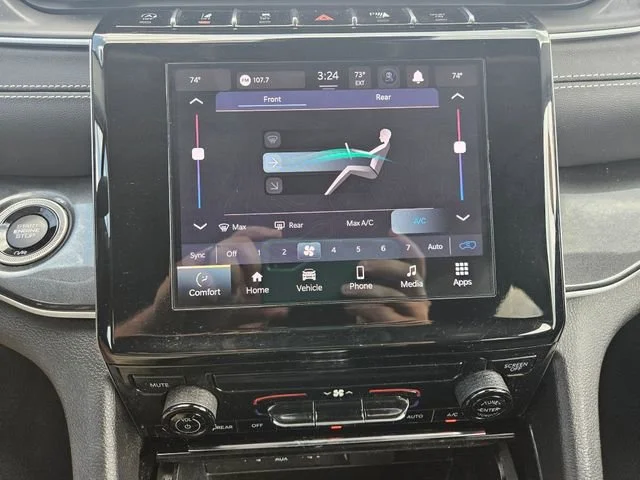 Used 2023  Jeep Laredo image 18