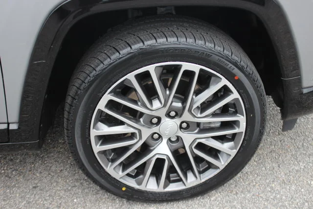 Used 2023 Silver Jeep Limited image 41