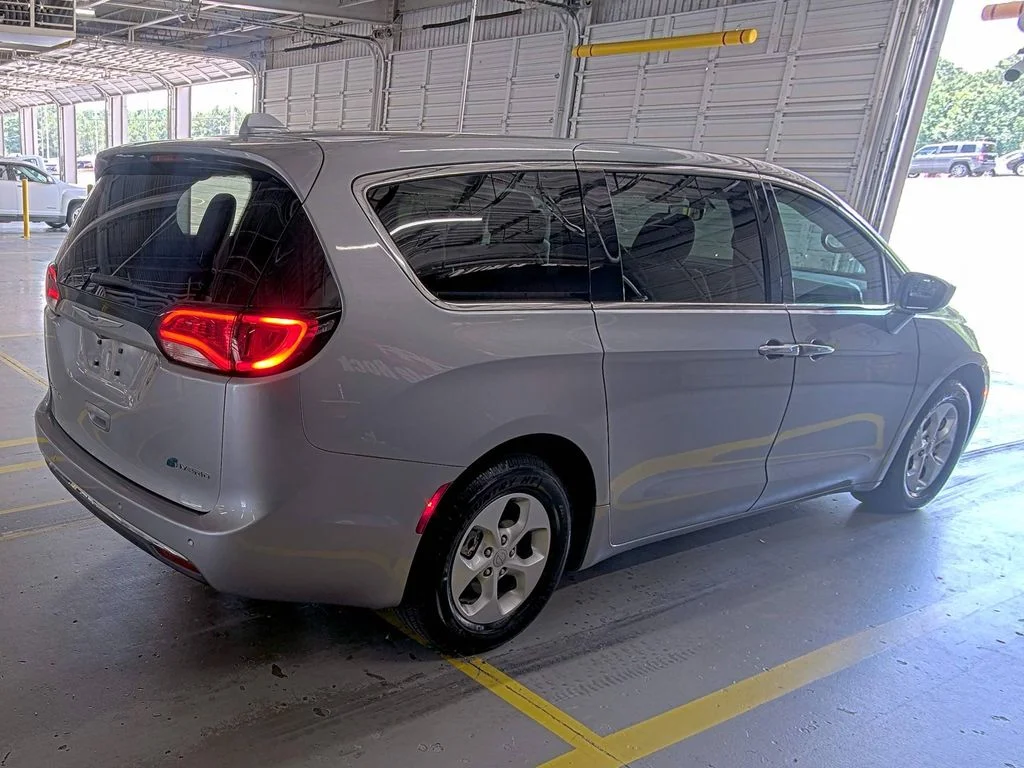 Used 2018 Silver Chrysler Touring Plus image 4