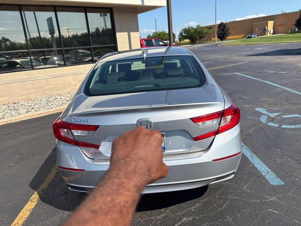 Used 2018 Lunar Silver Metallic Honda EX-L image 3