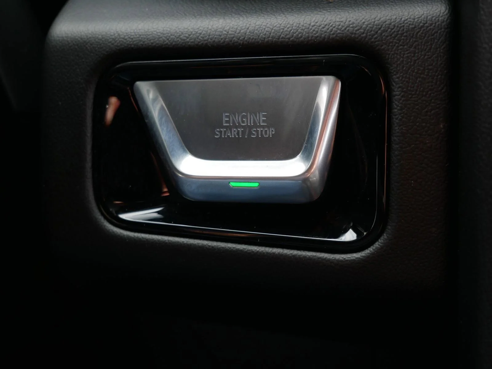 Used 2025 Sterling Metallic GMC Denali image 28