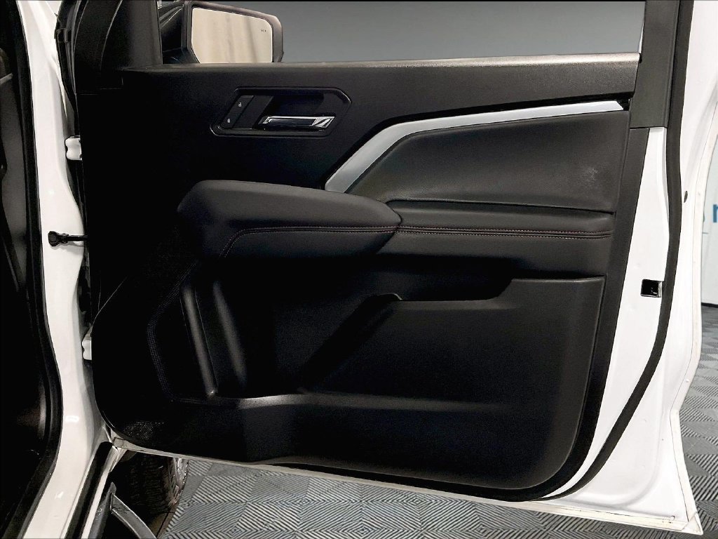 Used 2023 White Chevrolet Z71 image 12