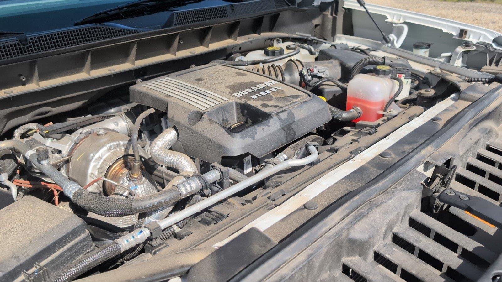 Used 2025 Summit White Chevrolet RST image 14
