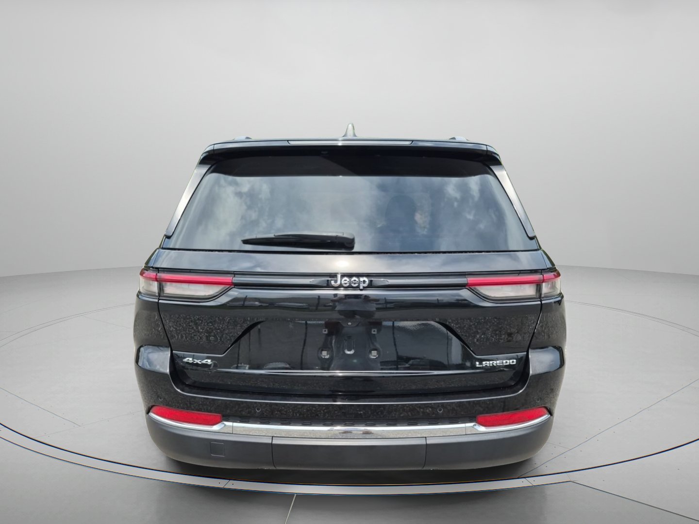 Used 2022 Diamond Black Crystal Pearlcoat Jeep Laredo image 2