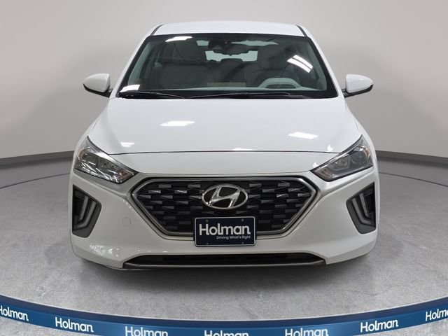 Used 2020 White Hyundai SE image 3