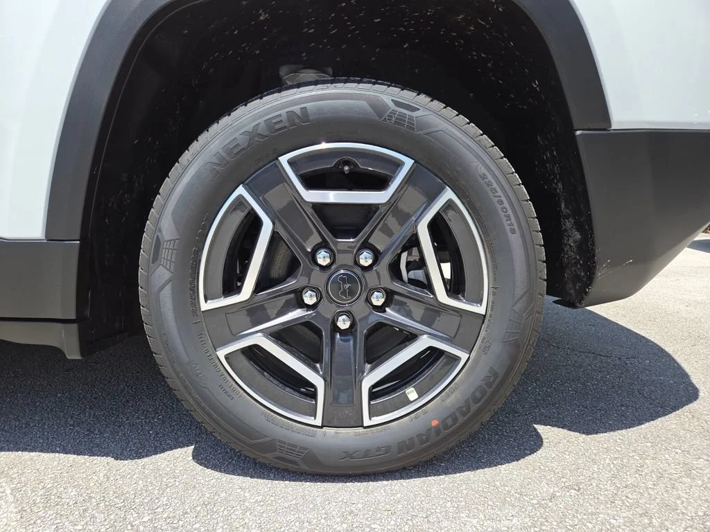 New 2026 Bright White Clear-Coat Exterior Paint Jeep Laredo image 7
