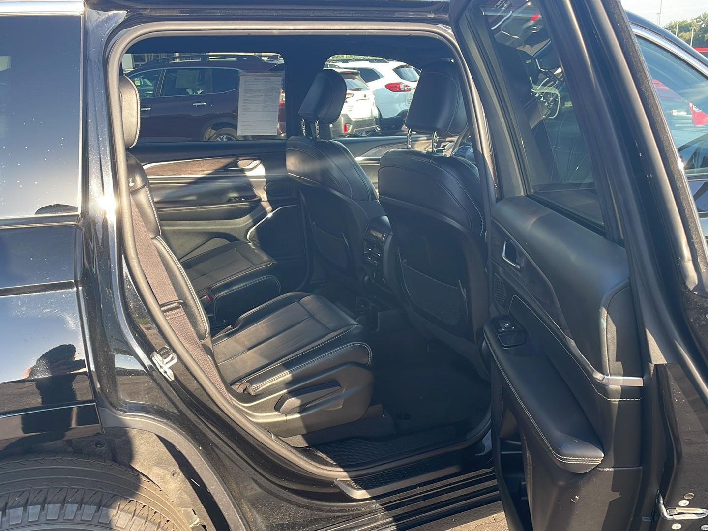 Used 2022 Diamond Black Jeep Overland image 30