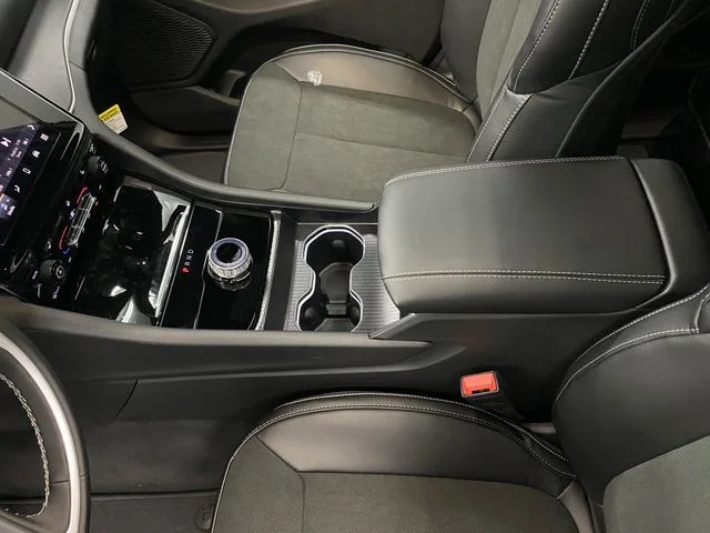 New 2025 Bright White Clear-Coat Exterior Paint Jeep Altitude X image 21