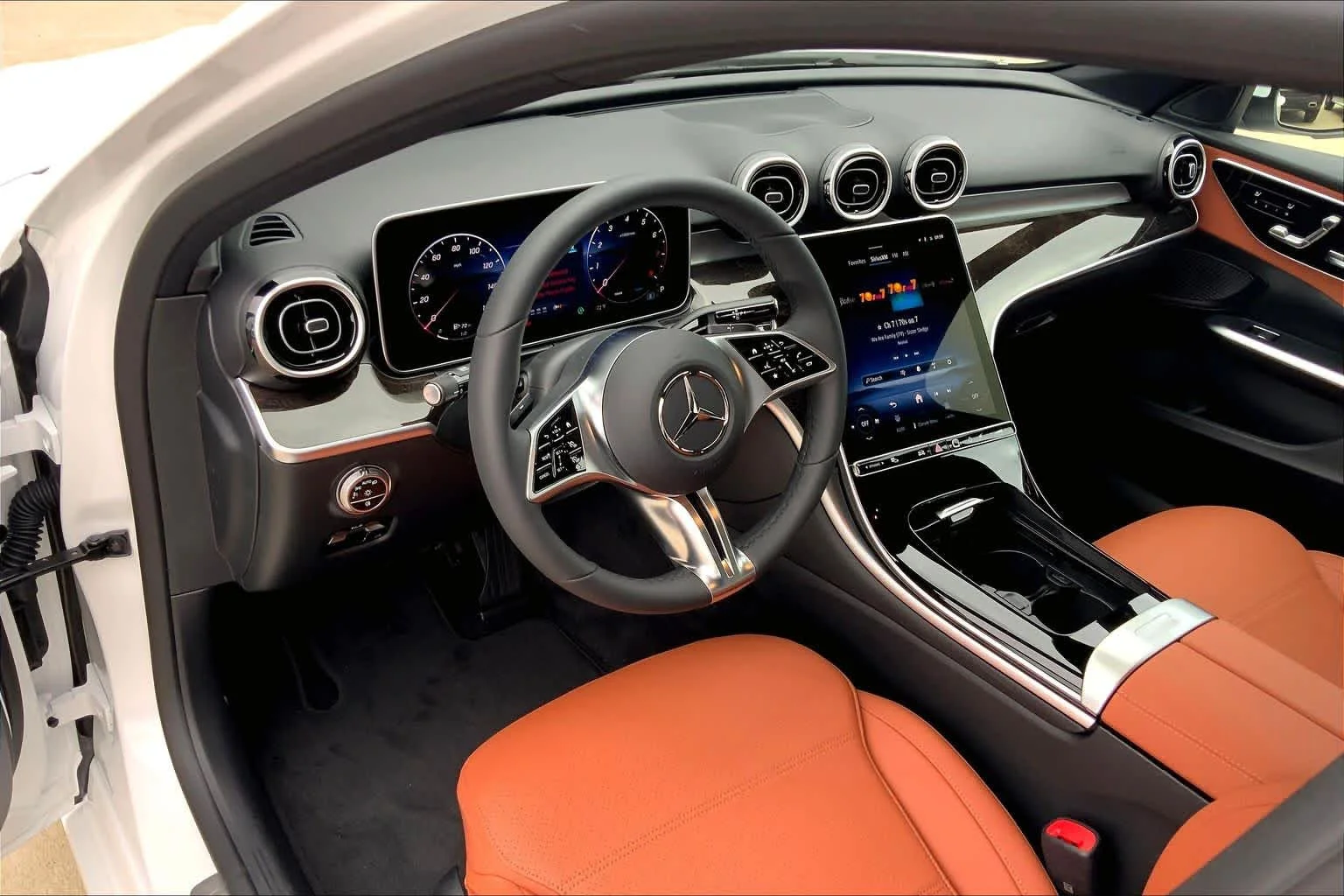 New 2026 MANUFAKTUR Moonlight White Metallic Mercedes-Benz C 300 image 8