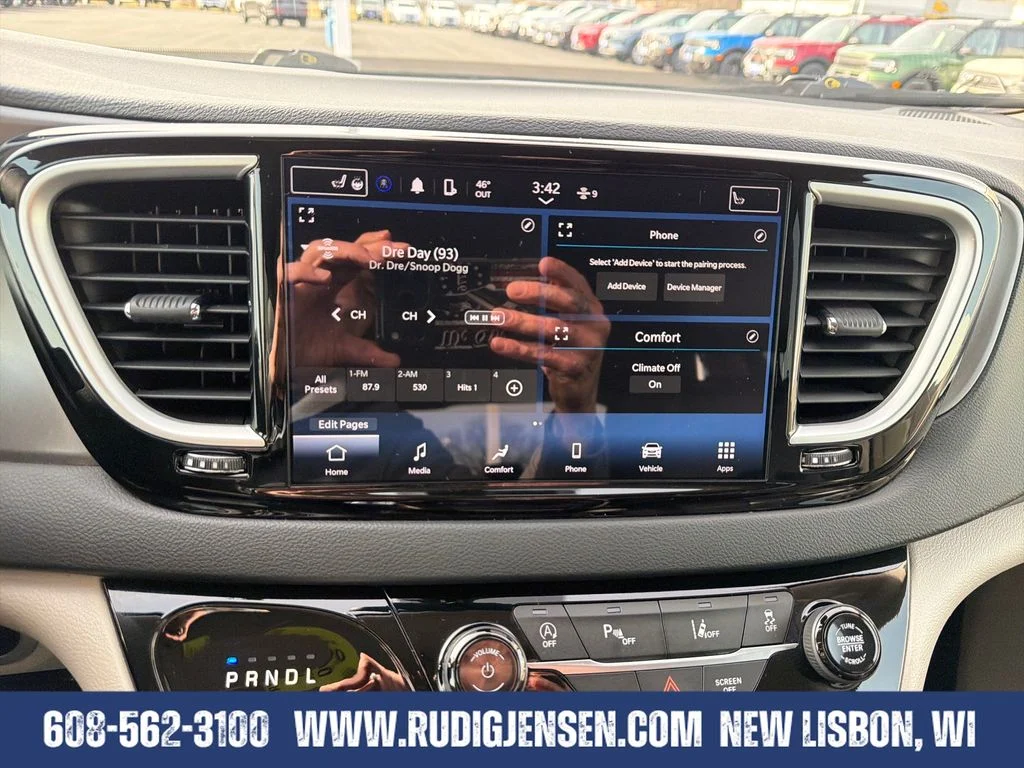 Used 2023 Brilliant Black Crystal Pearlcoat Chrysler Touring L image 18