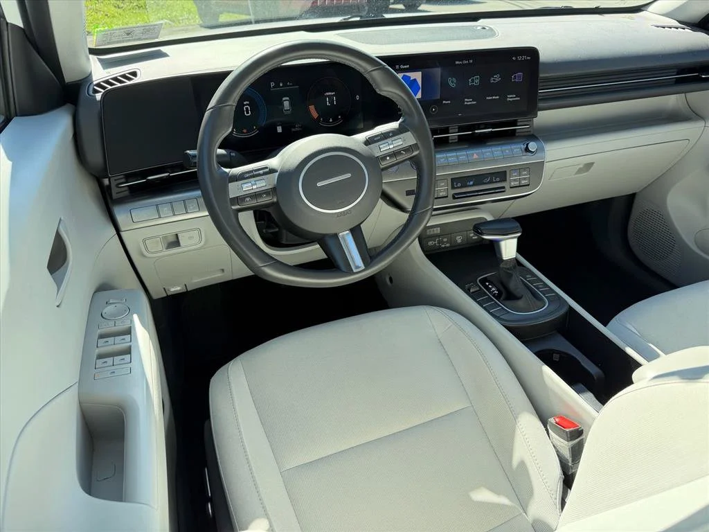 Used 2025 White Hyundai SEL image 7