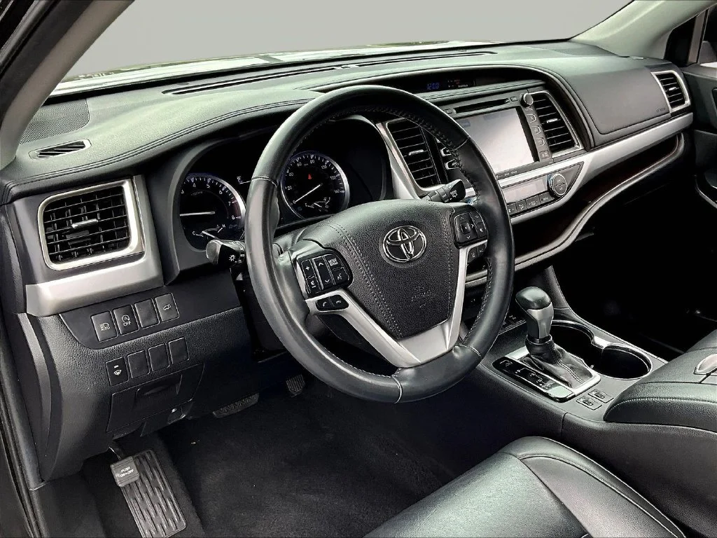 Used 2019 Black Toyota XLE image 16