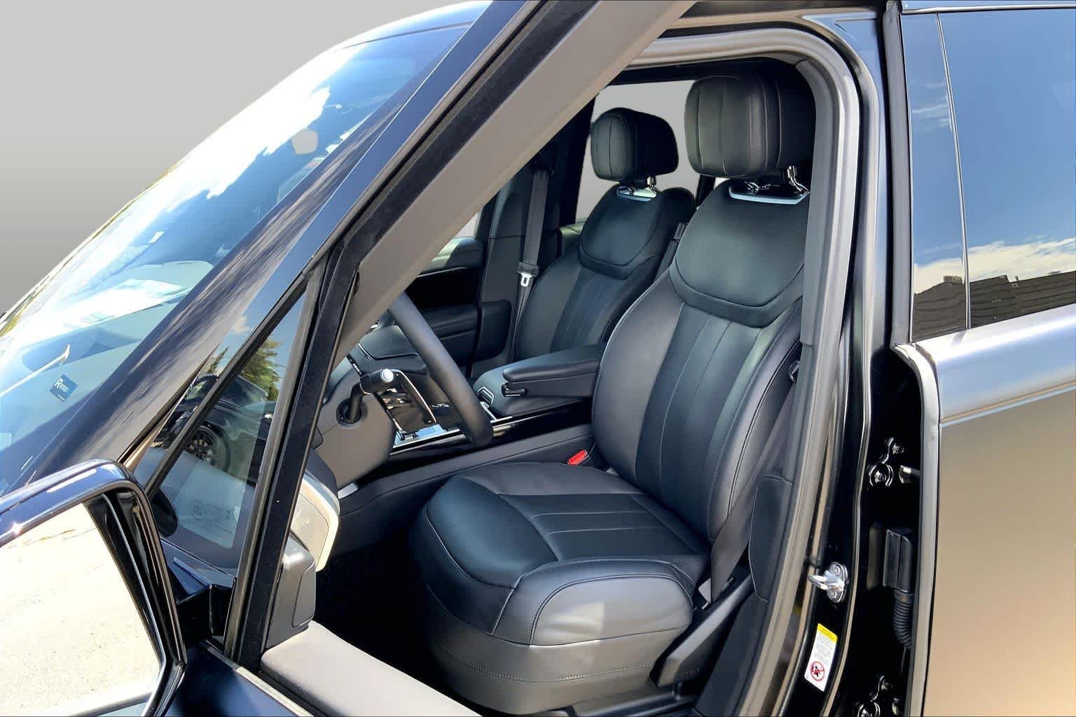 New 2026 Obsidian Black SV Bespoke Ultra Metallic Satin Land Rover SE image 9