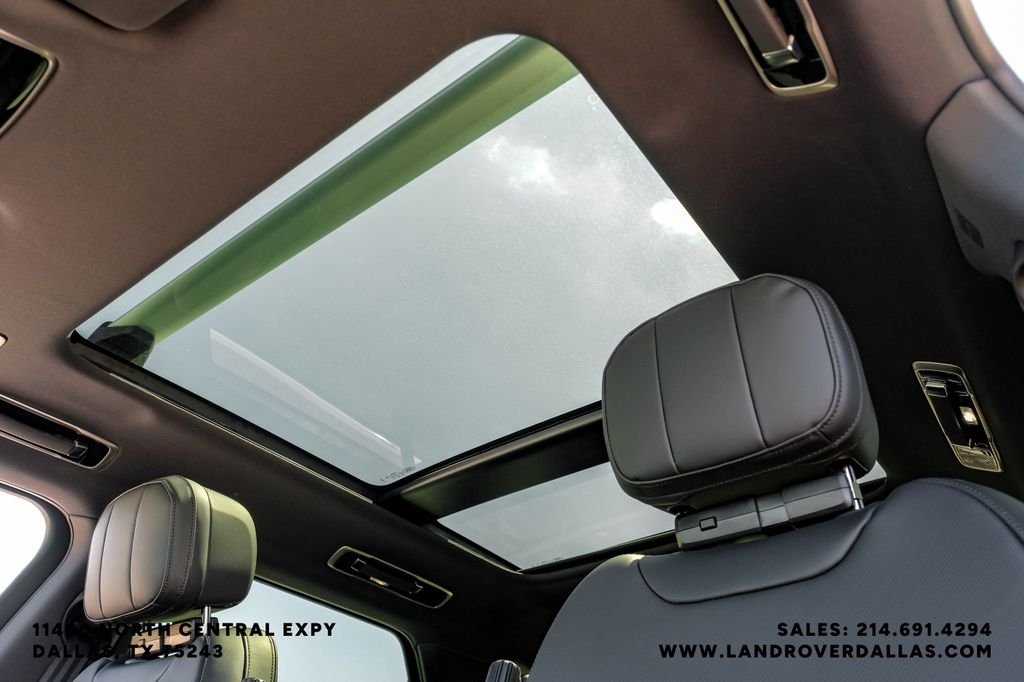 New 2026 Ostuni Pearl Wht Prem Met Land Rover Dynamic SE image 4