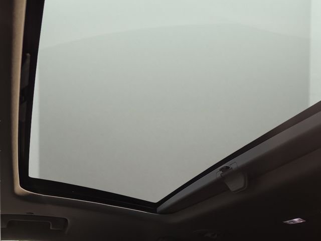 Used 2018 White Frost Buick Avenir image 8