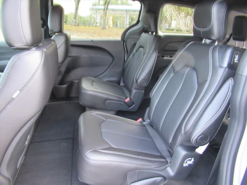 New 2026 Bright White Clear-Coat Exterior Paint Chrysler Select image 28