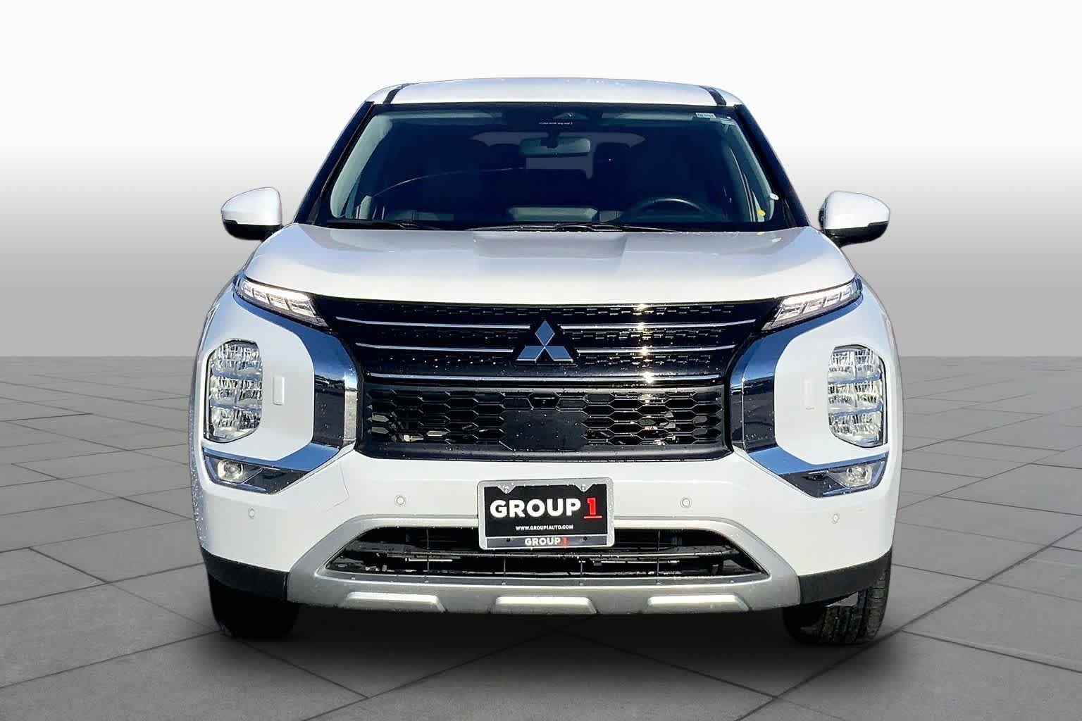 Pre-Owned 2024 Mitsubishi Outlander SE