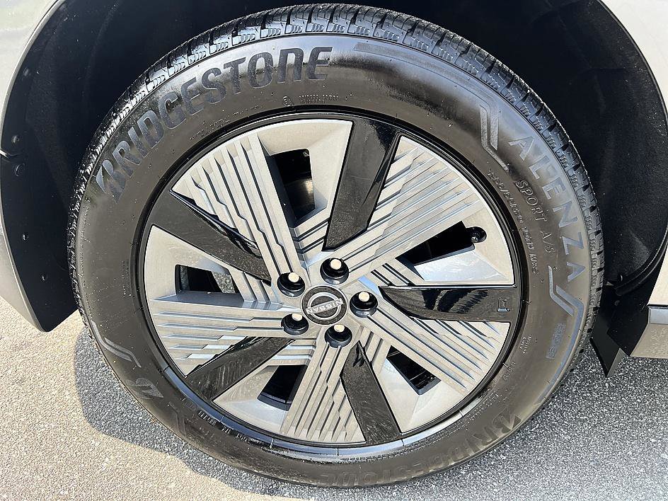Used 2025 Gun Metallic Nissan SL image 11