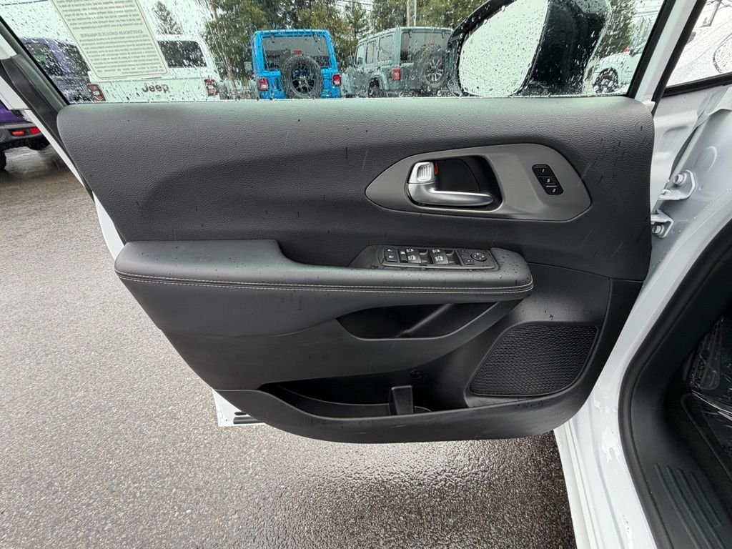 2025 Chrysler Pacifica Select - Photo 11