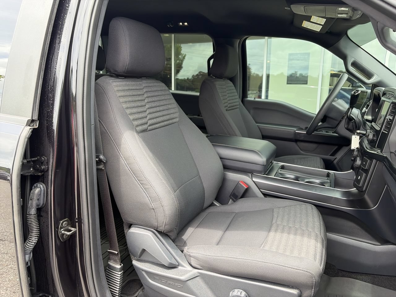 Used 2022 Agate Black Metallic Ford LARIAT image 32