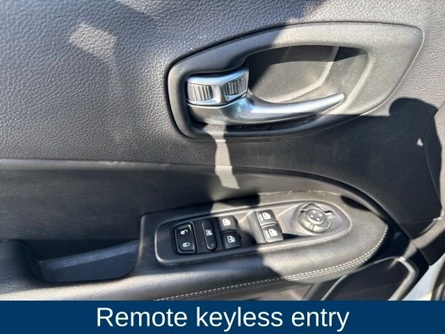 Used 2019 White Jeep Latitude image 11