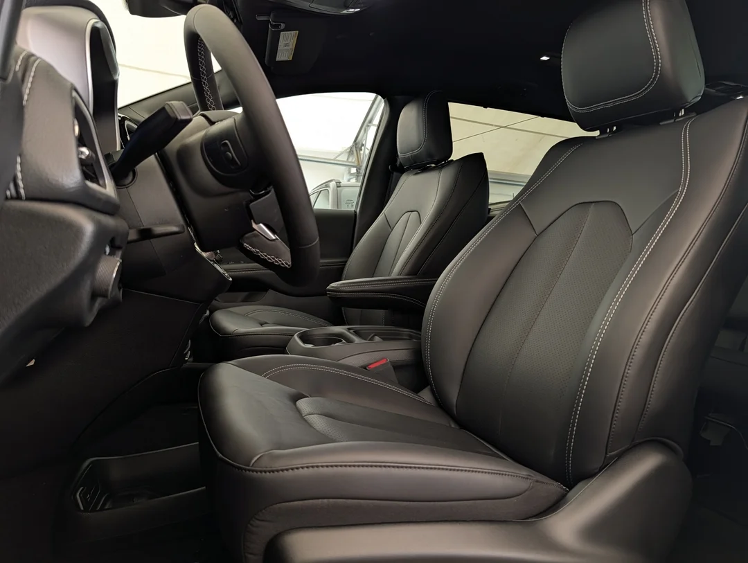 New 2027 Black Chrysler Select - - FWD - Stow n Go Seating - Adaptive Cruise - Apple CarPlay & More! image 15