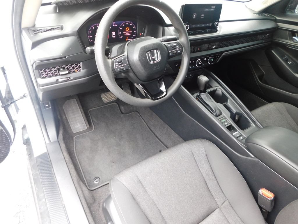Used 2025 White Honda SE image 15