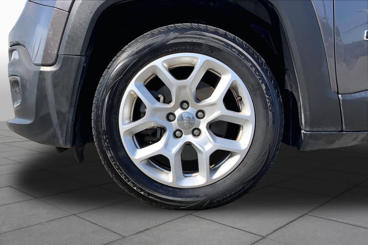 Used 2018 Granite Crystal Clearcoat Metallic Jeep Latitude image 11