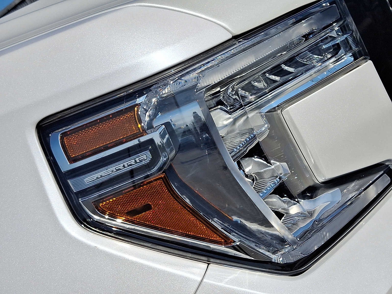 Used 2020 White Frost Tricoat GMC Denali image 12