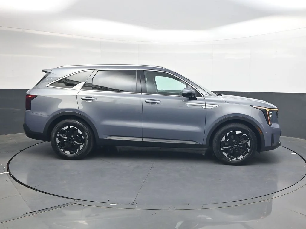 Used 2025 Silver Kia S image 3