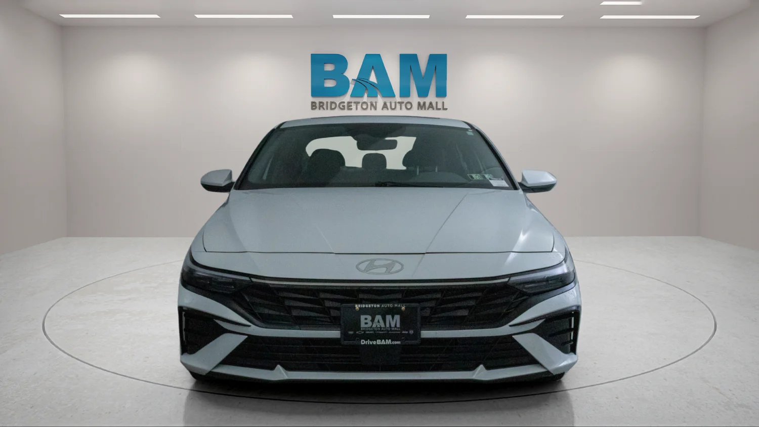Used 2025 White Hyundai SEL Convenience image 2