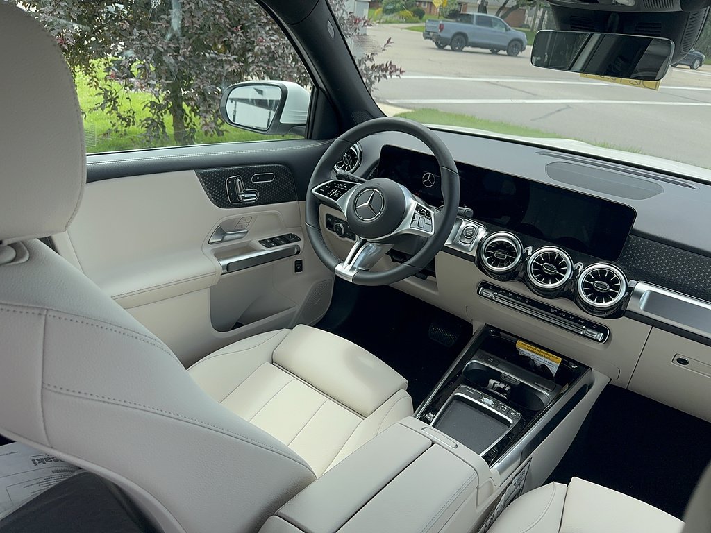 Used 2025 Polar White Mercedes-Benz GLB 250 4MATIC® image 11