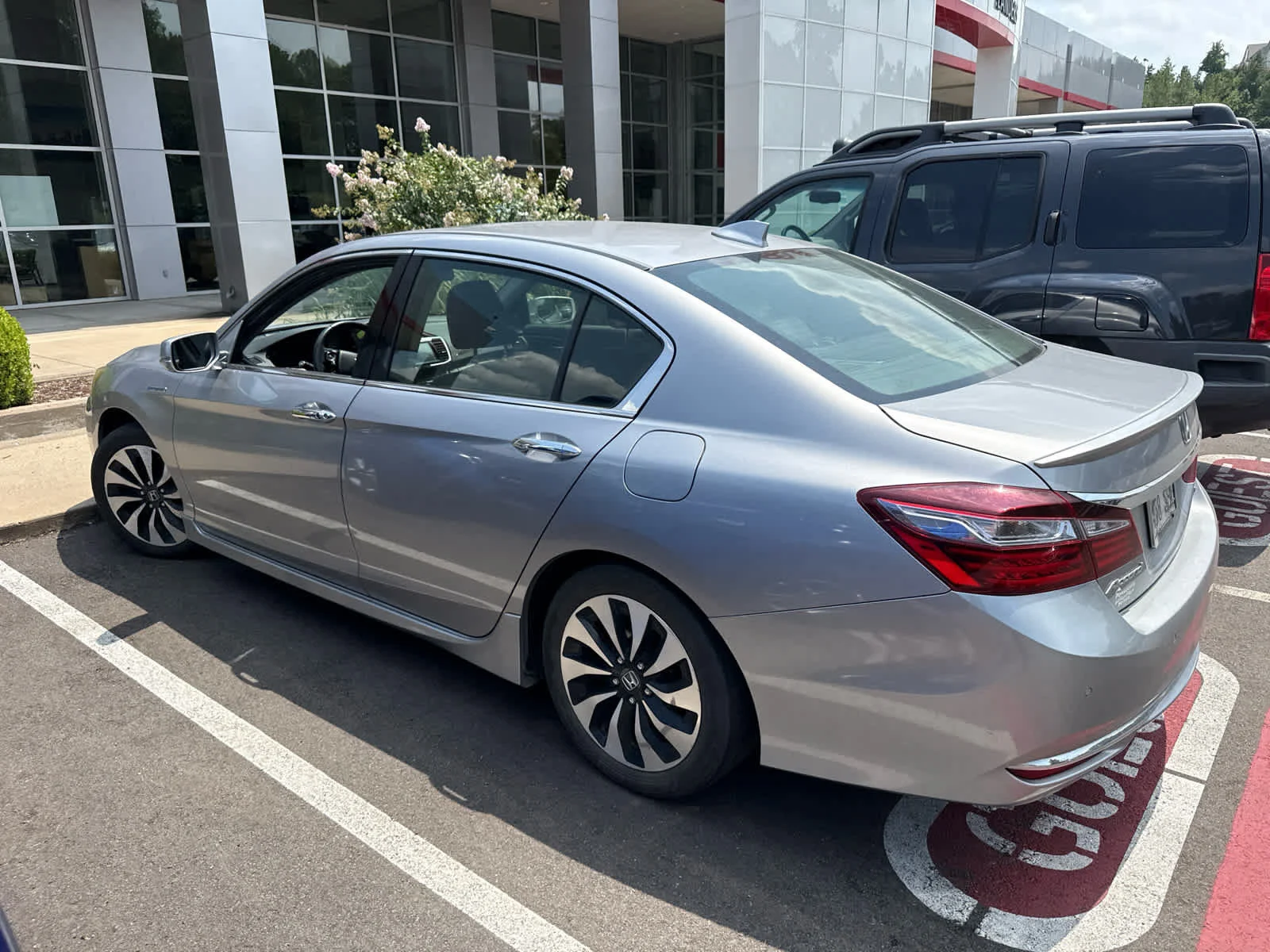 Used 2017 Lunar Silver Metallic Honda Touring image 5