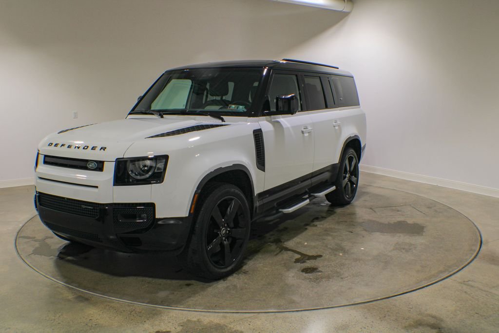 Used 2023 Fuji White Land Rover X-Dynamic SE image 1