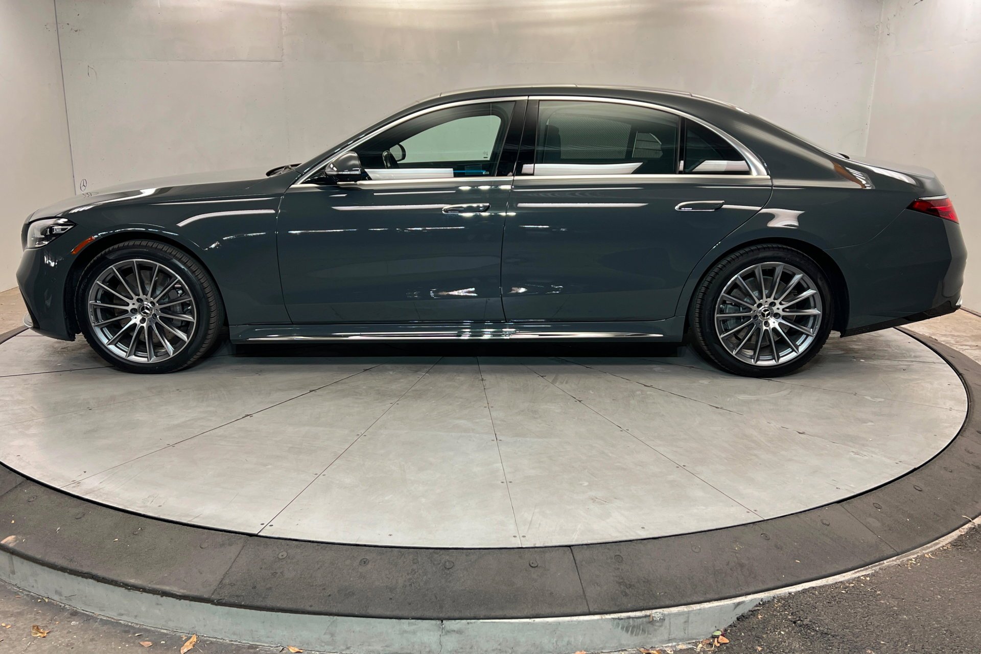 New 2026 MANUFAKTUR Silicon Grey Mercedes-Benz S 580 image 27