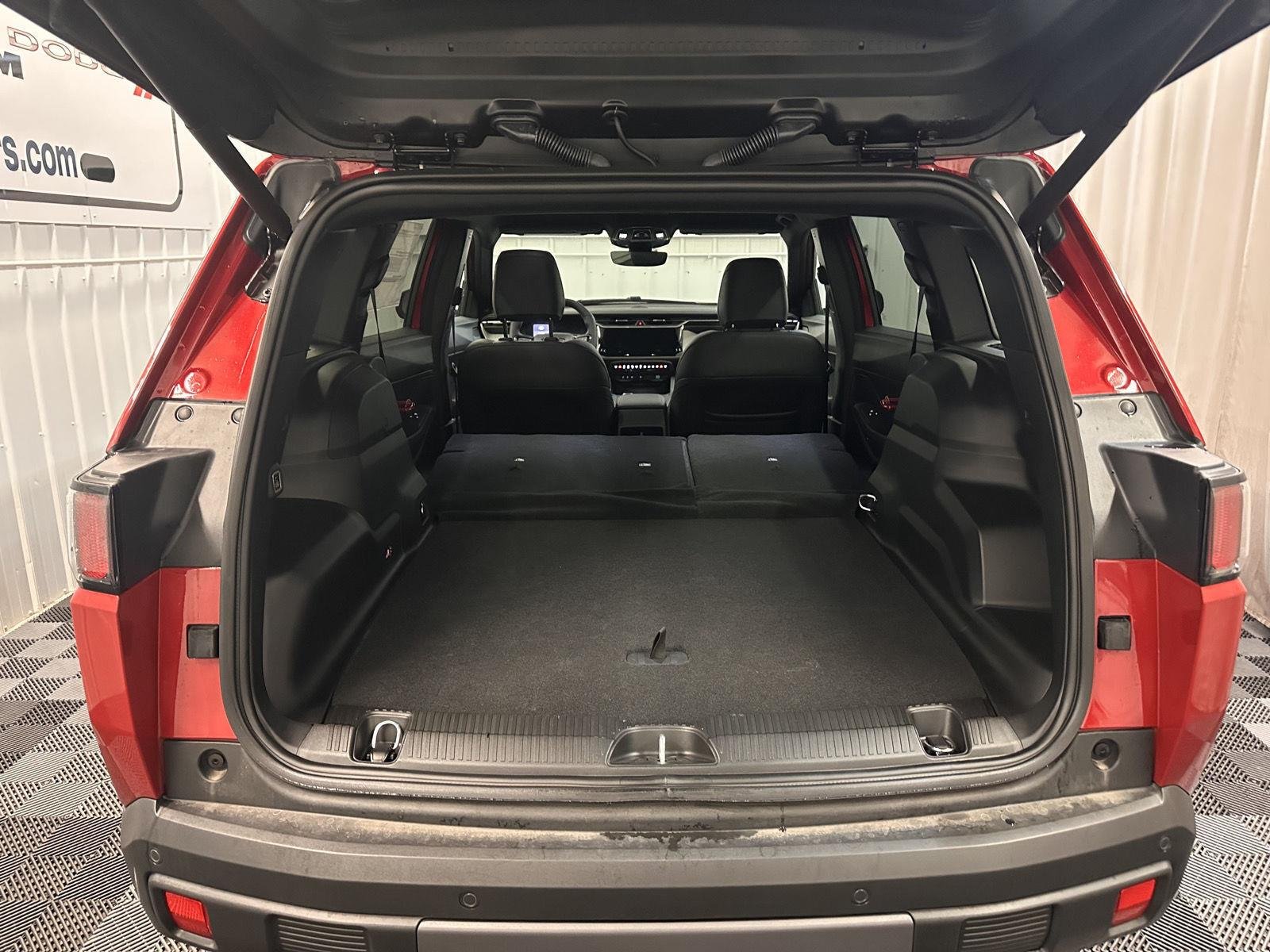 New 2026 Red Hot Pearl-Coat Exterior Paint Jeep Limited image 42