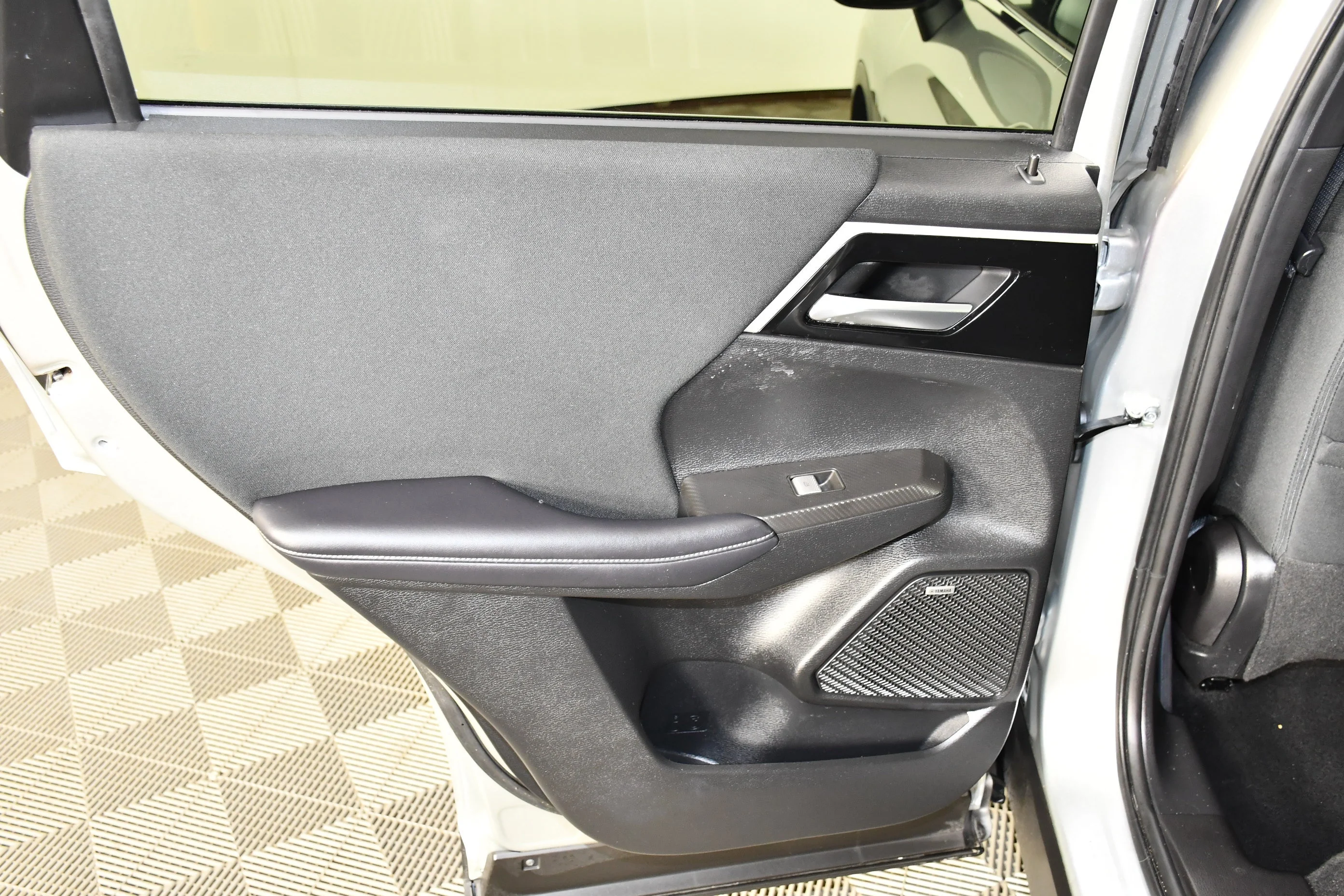 Used 2025 Silver Mitsubishi ES image 26