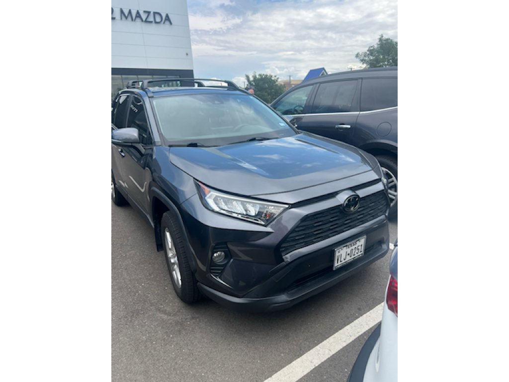 Used 2020  Toyota XLE image 5