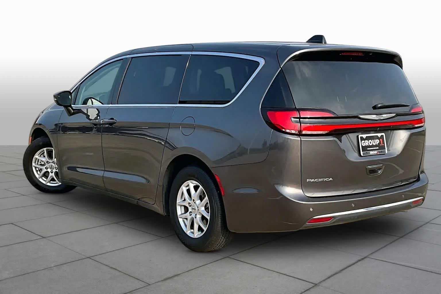 Used 2023 Granite Crystal Metallic Clearcoat Chrysler Touring L image 11