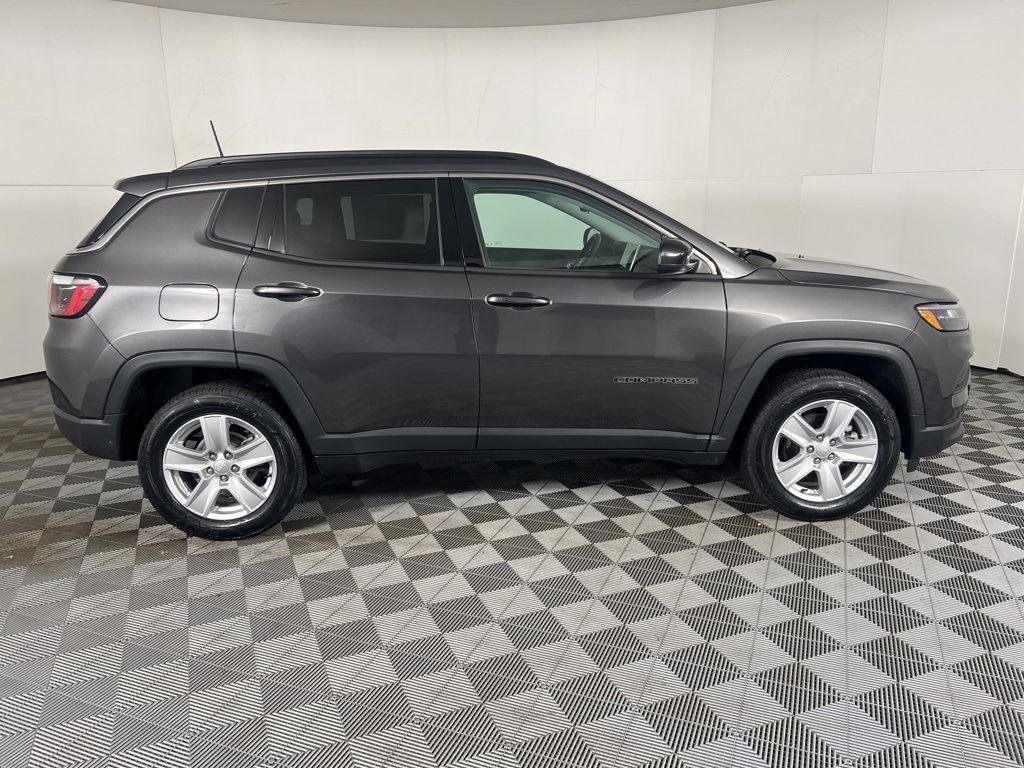 Used 2022 Granite Crystal Metallic Clear Jeep Latitude image 5
