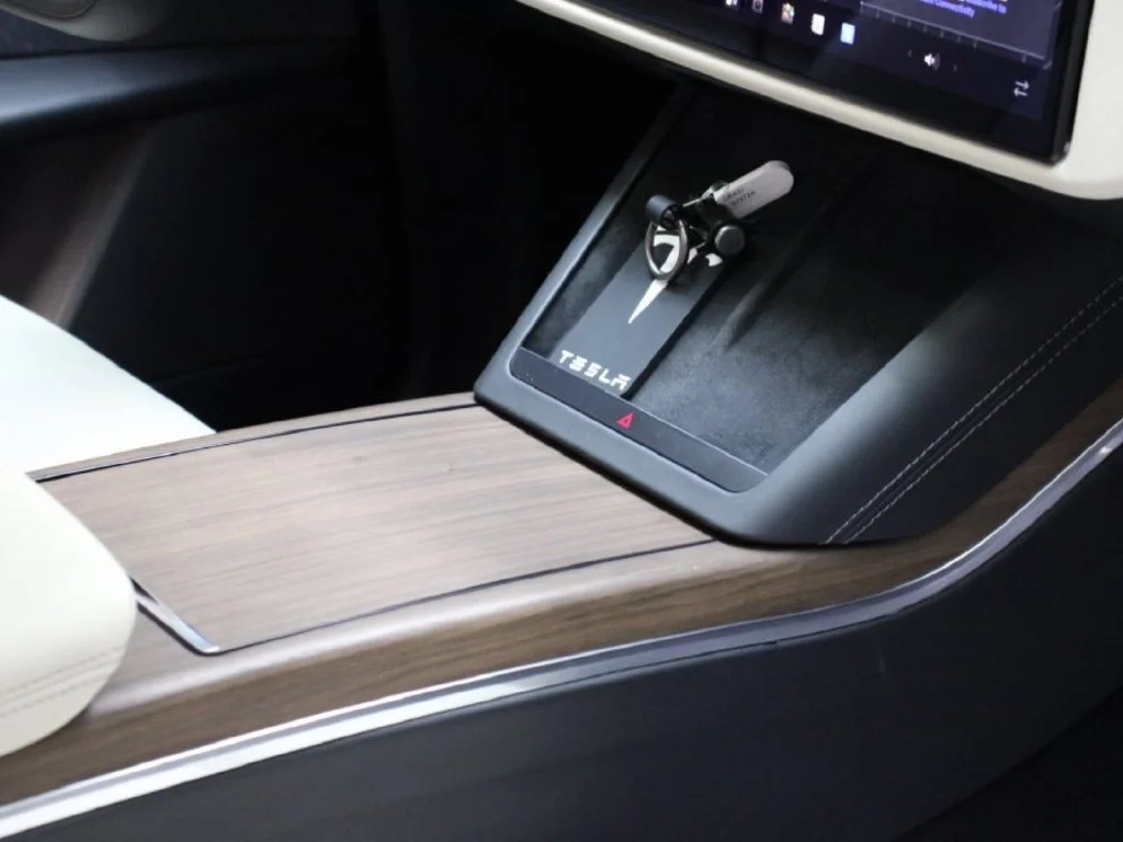 Used 2022  Tesla Base image 7