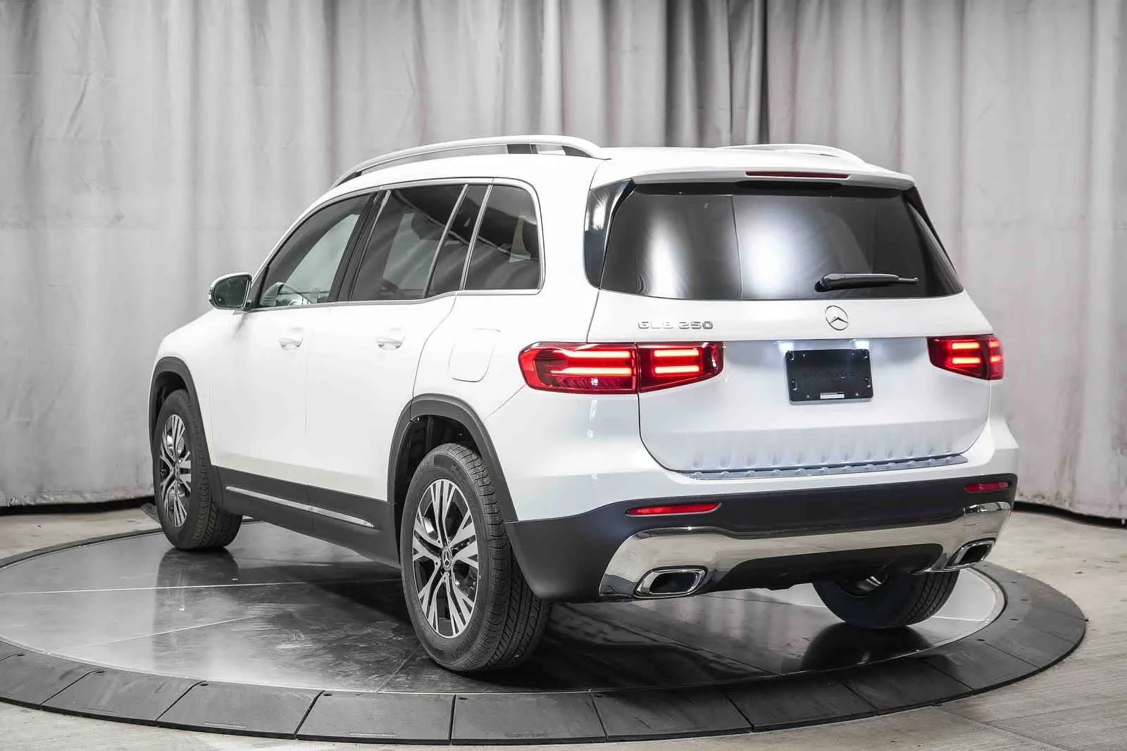 New 2026 Polar White Mercedes-Benz GLB 250 image 49