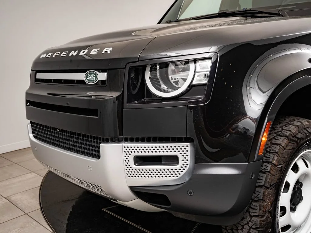Used 2023 Black Land Rover S image 3