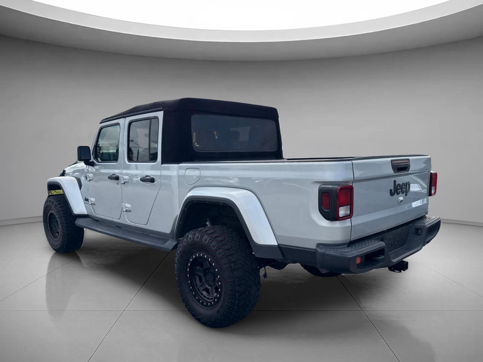 Used 2022 Silver Zynith Clearcoat Jeep Sport S image 13