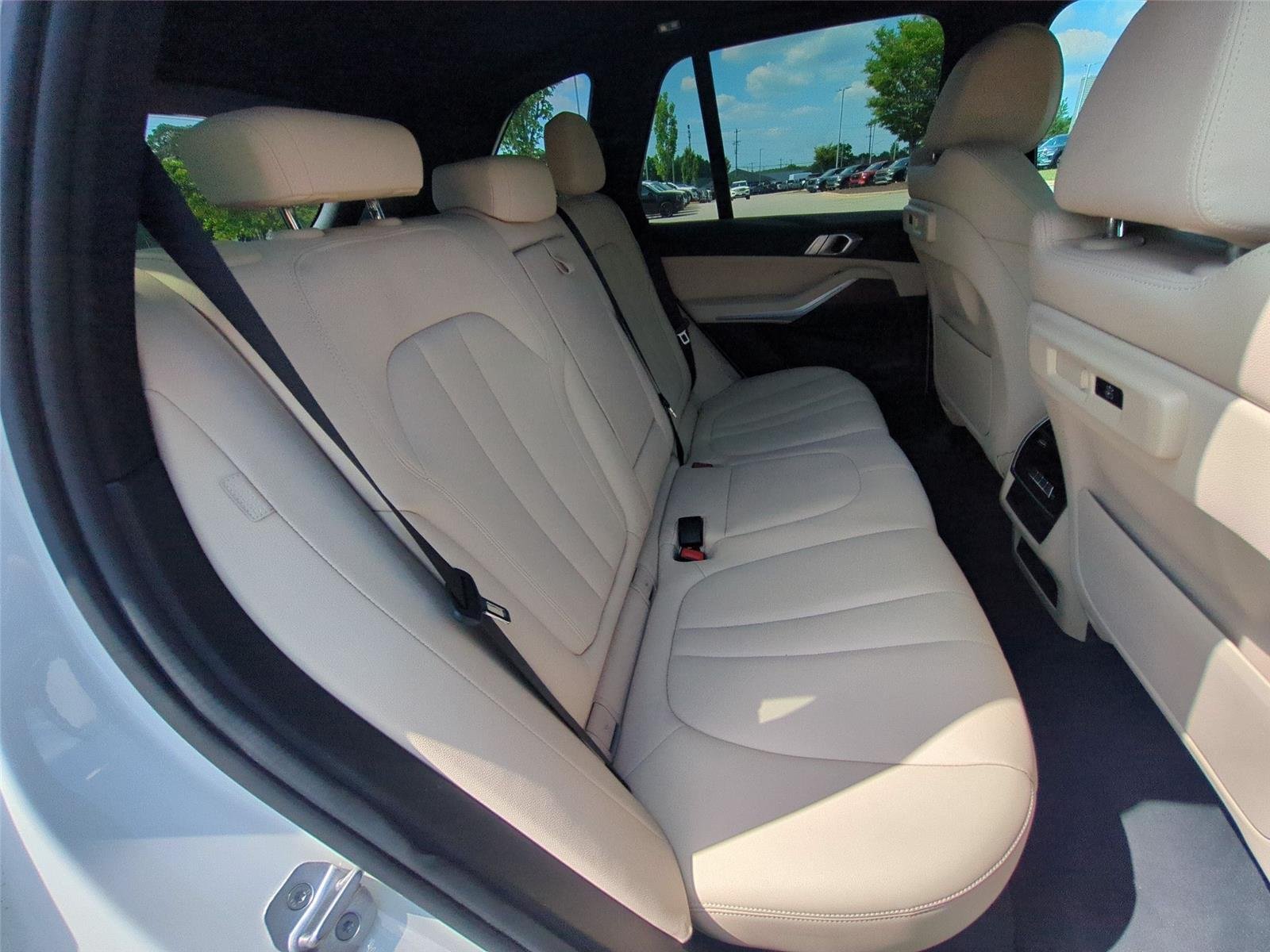 Used 2022 Alpine White BMW sDrive40i image 37